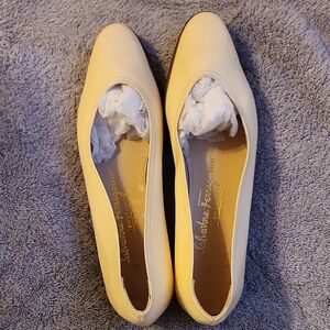 Ladies Salvatore Ferragamo Cream Flats, Size 6